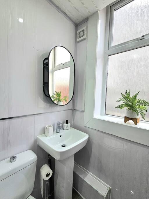 Spacious Haven With Free Parking Glasgow Extérieur photo