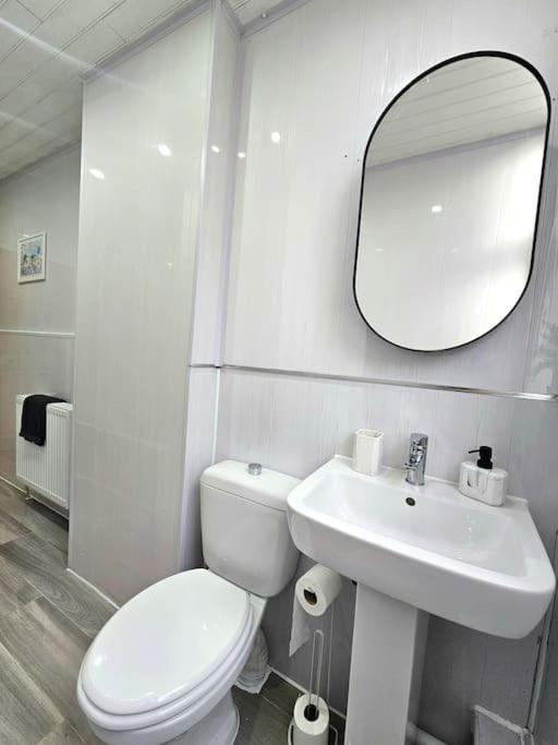 Spacious Haven With Free Parking Glasgow Extérieur photo
