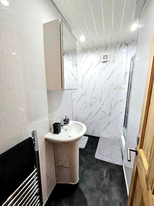 Spacious Haven With Free Parking Glasgow Extérieur photo