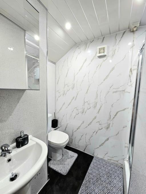 Spacious Haven With Free Parking Glasgow Extérieur photo